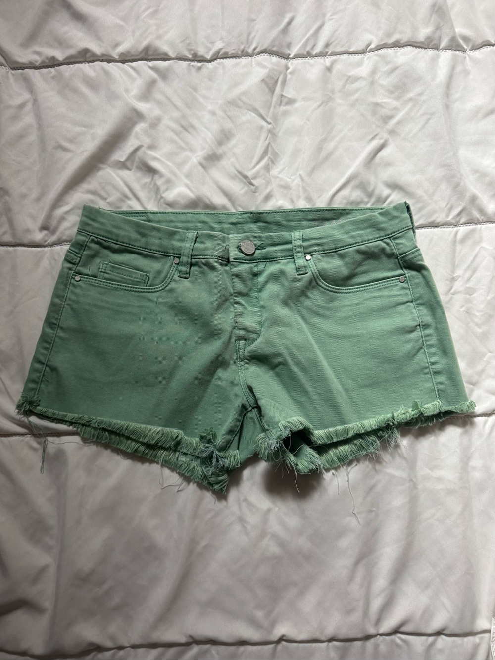 Frayed Hem Mid-Rise Green Denim Shorts 💚💚